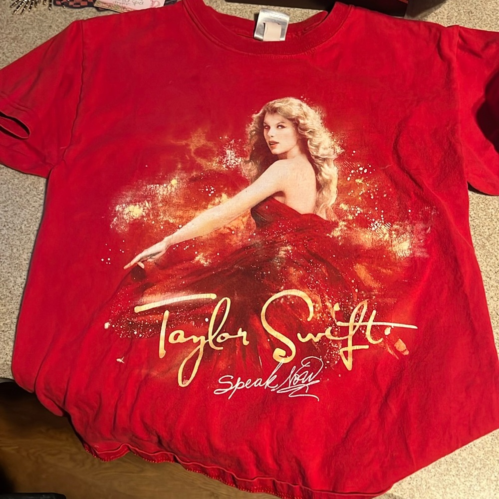 Taylor Swift Speak Now concert t-shirt. Gently used